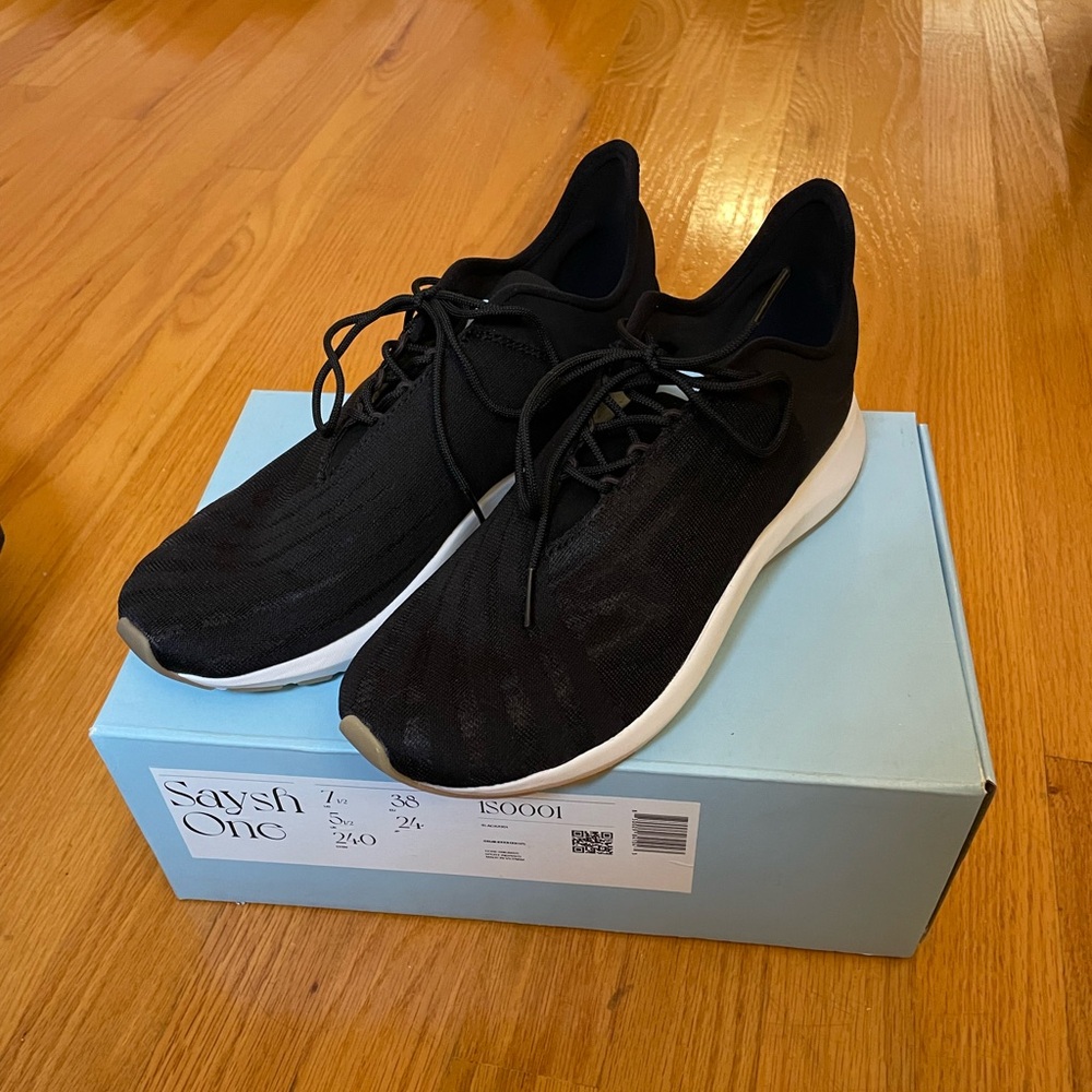 NWT Saysh One Size 7.5 Running Shoe